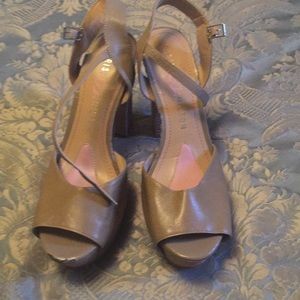 Am selling this cuties Paris Hilton heels